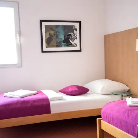 Deny - With Free Parking Gasthuis 3*