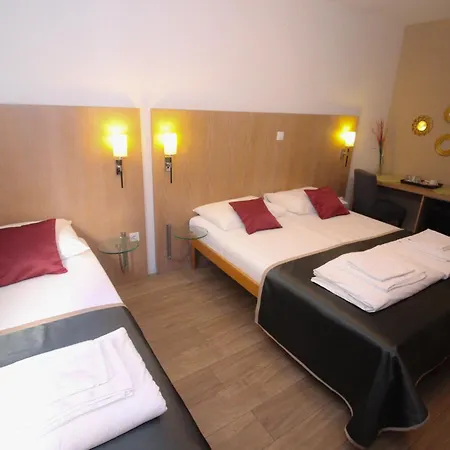 Deny - With Free Parking Gasthuis 3*