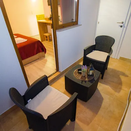 Deny - With Free Parking Guest house
