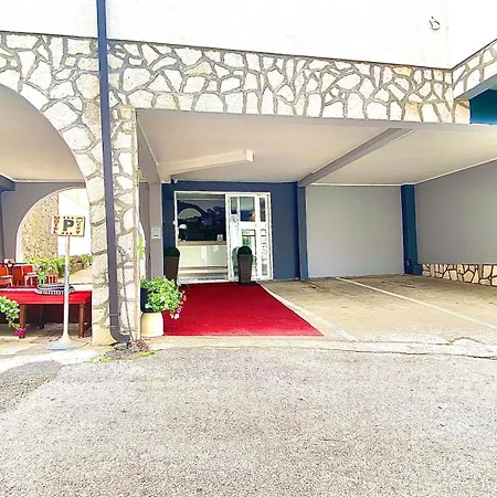 Deny - With Free Parking Mostar