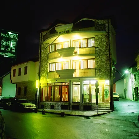 Deny - With Free Parking モスタル